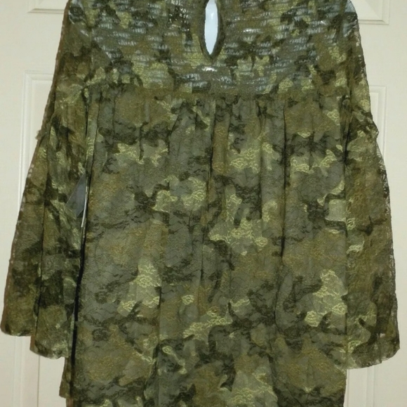 SMOCKED YOKE LACE PEASANT GREEN CAMO TOP W/BELL SLEEVES | LARGE - Picture 6 of 10